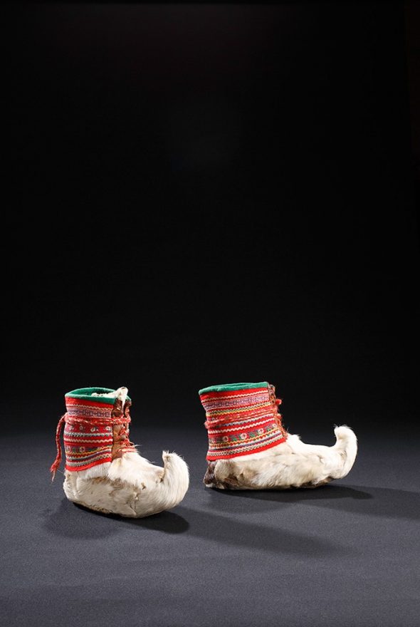 Saami upturned toe shoes